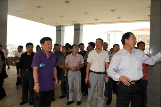 王书斌副校长介绍八里湖校区的校园建设和校园管理