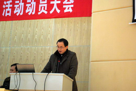 王书斌副校长宣读活动月方案