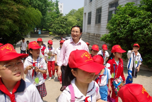 小记者们跟随王书斌副校长参观学校