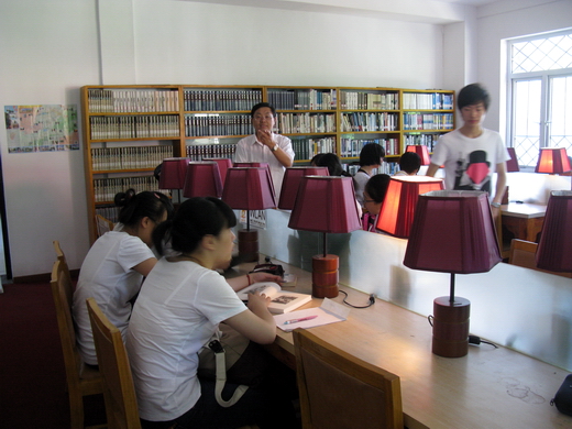 课题组同学在庐山图书馆查找资料