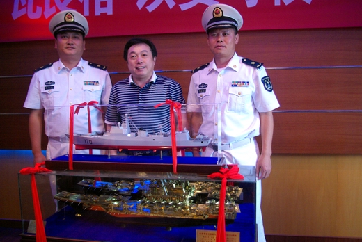 九江海干所领导向学校赠送军舰模型