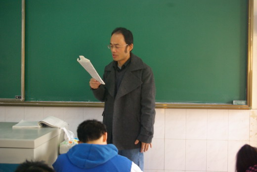 戚冬林老师在授英语课