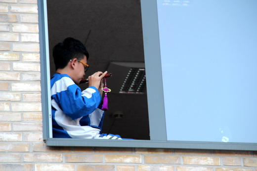 潘梓玮同学在为德国师生表演笛子独奏